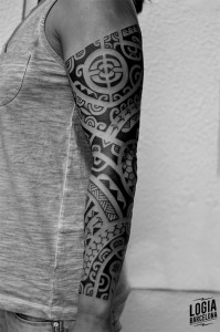 tattoo tribal maori en brazo